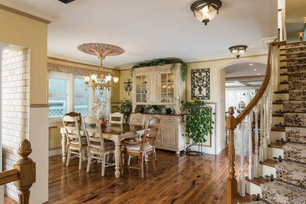 Ruang makan formal dengan lantai parket